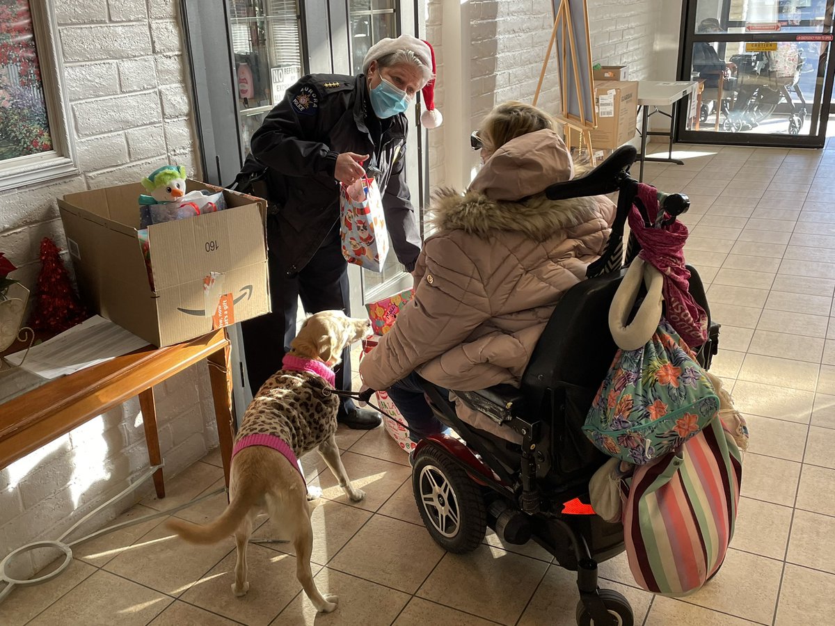 APDChiefWilson's tweet image. This afternoon I joined my Officers and @APDExplorers at the Frontier Valley Independent and Assisted Living Facility to deliver gifts to the residents. I was happy I could help spread some holiday cheer. #CommunityCommitment #ANewWay #PathForward #HappyHolidays