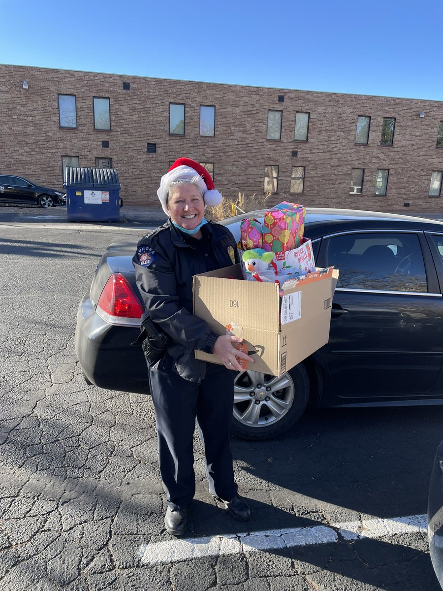 APDChiefWilson's tweet image. This afternoon I joined my Officers and @APDExplorers at the Frontier Valley Independent and Assisted Living Facility to deliver gifts to the residents. I was happy I could help spread some holiday cheer. #CommunityCommitment #ANewWay #PathForward #HappyHolidays