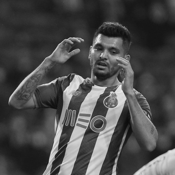 porto_depre's tweet photo. Como assim querem que eu acredite que isto é o mesmo jogador ??? https://t.co/ncLrrZSsrX