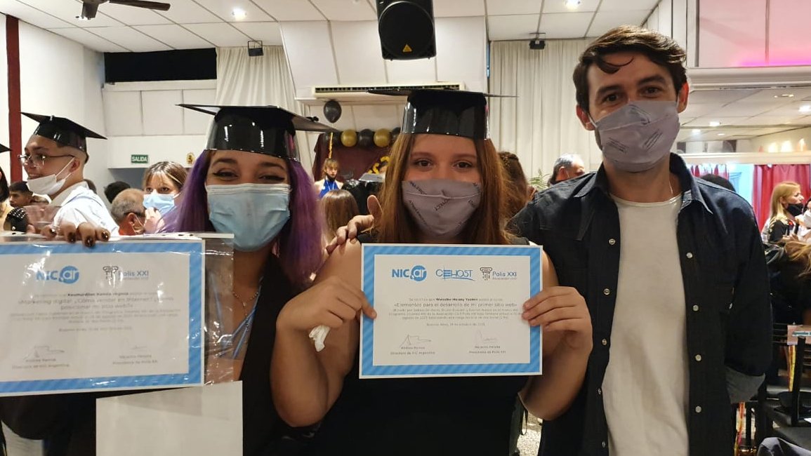 XxiPolis's tweet photo. 🤗Participamos de la ceremonia de entrega de diplomas y medallas de la primera promoción de la EES N° 33 de Wilde.

¡Gracias a 6° 2° por invitarnos y por ser parte de la comunidad de #JóvenesXXI!

Nos vemos en nuevos desafíos 😉🚀🪐 https://t.co/q5Hxihpzgw