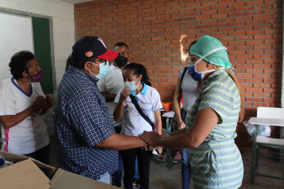 Hoy se realizó una extraordinaria jornada de salud orientada por la gobernadora <a href="/Soykarinacarpio/">Karina Carpio</a> y el alcalde <a href="/juancarlospsuv/">Juan Carlos Sanchez</a>, dónde se atendieron más de mil personas en las distintas consultas dispuesta en el operativo.
#HeroesDeLaSalud