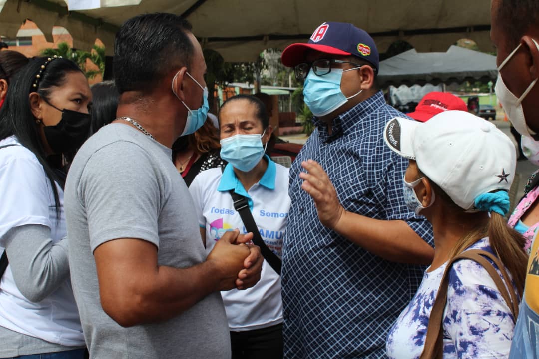 El equipo de la dirección de atención social de la alcaldía de Ribas se desplegó casa por casa para ir atendiendo a las personas encamadas.
#HéroesDeLaSalud

<a href="/Soykarinacarpio/">Karina Carpio</a> 
<a href="/juancarlospsuv/">Juan Carlos Sanchez</a>