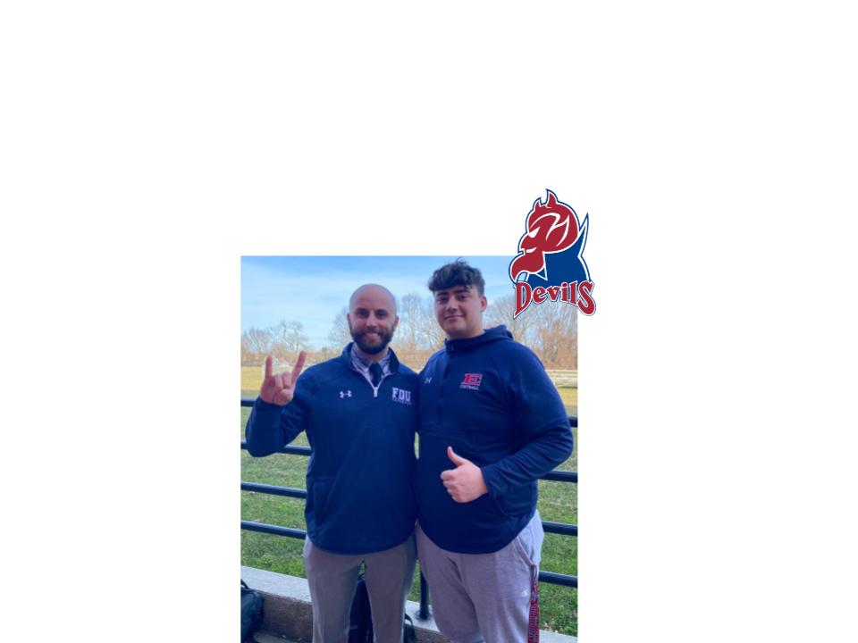 Eagle___Nation's tweet photo. Great to have @JimRobertsonQB down to visit #52 @chrishoward52! @EastchesterFB @FDUFootball @EastchesterUFSD 🔴⚪️🔵🦅🏈 https://t.co/XDzjqX5PJg