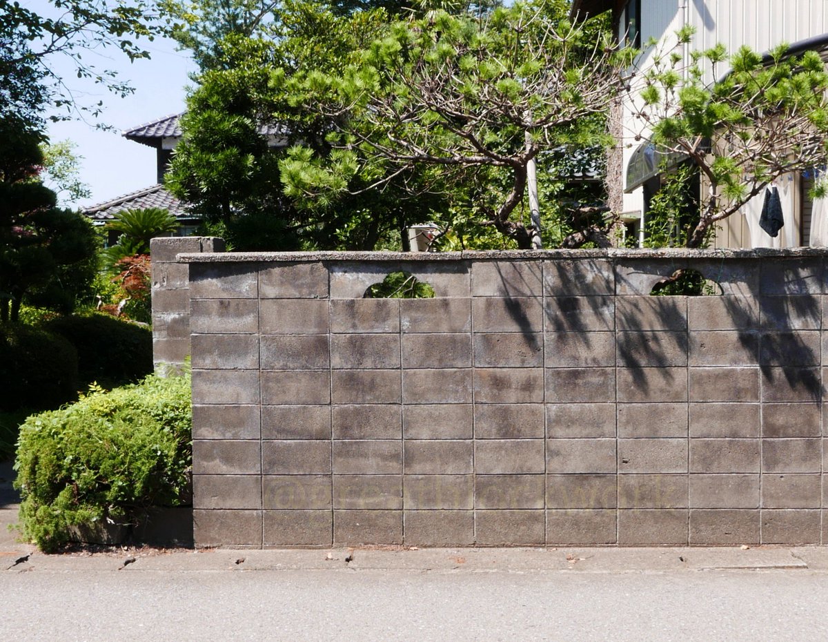 greatblockwork's tweet photo. 山梨で見るこの形の合わせ抜きはなぜか飛び地のように石川から福井にかけても広がっています　どのような繋がりがあるのか気になります(福井/福井/石川/石川)
 #ブロック塀 #透かしブロック #穴あきブロック #breezeblock https://t.co/IhDuzAj1kl
