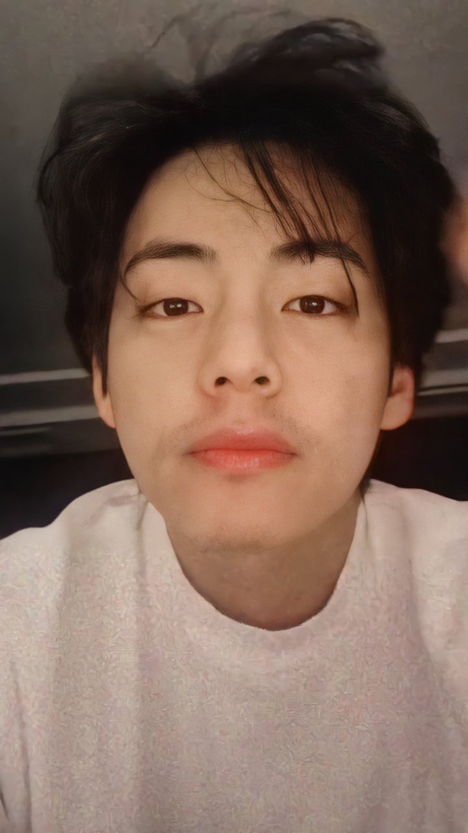 taeem4ee's tweet photo. KIM TAEHYUNG 🌟

from this:                                 to this:                                  nyuruh
army ngepost                          giliran gue dong🤘 https://t.co/ZjmTkhgnv2