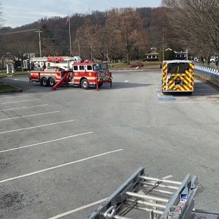 ETFD25's tweet image. A crew of 7 took advantage of the warm weather today to head over to Carsonia and do some training. This gave newer members an opportunity to get time pumping as well as operating Tower 25. #aerialscope #seagrave #ETFDPride