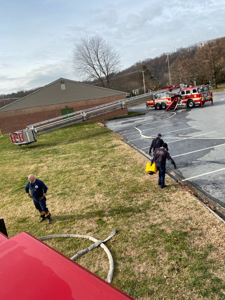 ETFD25's tweet image. A crew of 7 took advantage of the warm weather today to head over to Carsonia and do some training. This gave newer members an opportunity to get time pumping as well as operating Tower 25. #aerialscope #seagrave #ETFDPride