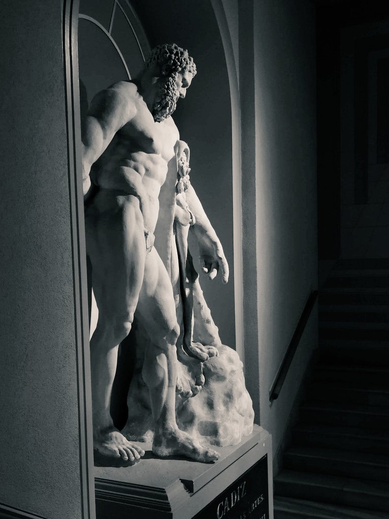 <a href="/AliciaMimundo/">MaléficaReturns🏛️</a> <a href="/AliciaMimundo/">MaléficaReturns🏛️</a>, el <a href="/MuseoCadiz/">Museo de Cádiz</a> 
expone, a la entrada, este 'Hércules Farnesio', réplica (vaciado) del original que conserva el <a href="/MANNapoli/">Museo Archeologico Nazionale di Napoli</a>. Realizado para la Real Academia de Bellas Artes de Cádiz. En su pedestal, la leyenda 
"Cádiz, protegiendo las bellas artes / Año de 1838".