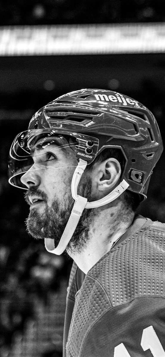 DetroitRedWings's tweet photo. A gift for your phone. 🎁

📱: #WallpaperWednesday
🏡: @UWMLife https://t.co/zTEaCKH9mb