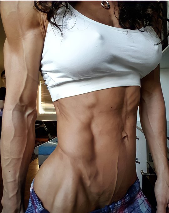 #tbt #ThrowbackThursday #veins #muscle #shredded #abs #6pack https://t.co/tpaHLd9HXs