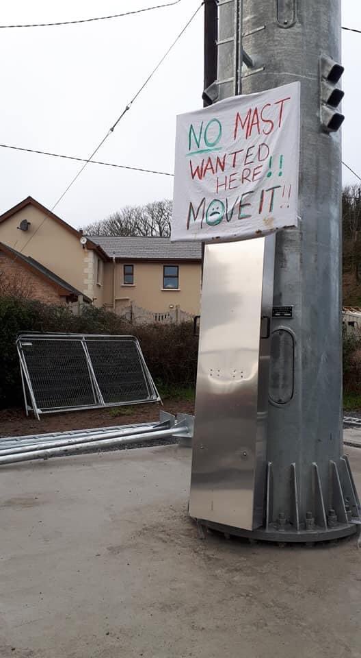 selina_sos's tweet photo. 🚨Yesterday 15/12/21 @eir snuck into our local community of Inch (Beach) County Kerry &amp; put this monstrosity of a MAST up in our local only yards from houses.

We were not aware &amp; we want it moved.
!!PLEASE SHARE!! 
@Buailtin @PascalSheehy @radiokerry @joeliveline @daithi_ose https://t.co/il79OHRgTX