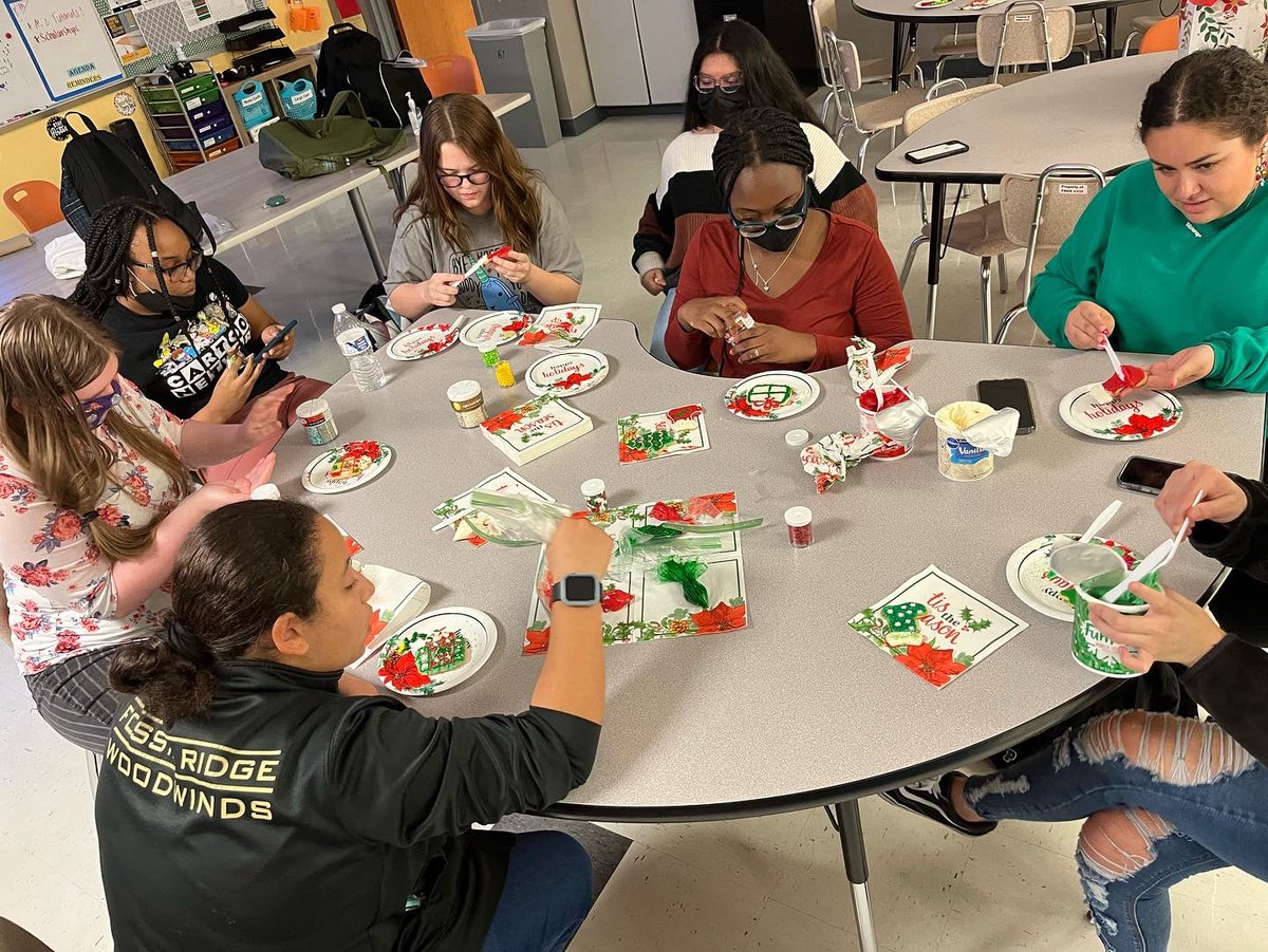 AvidRidge's tweet photo. Holiday Week Continues! 

Today we opened the shared wall between the classrooms and went wild with activities! 
Cookie Decorating, Scattegories, Holiday Trivia Kahoot!, Puzzle War and Secret Santa with a few of our Juniors and Seniors. ❤️❤️ @KellerISDAVID @FossilRidgeKISD https://t.co/RVRVQJVTLH