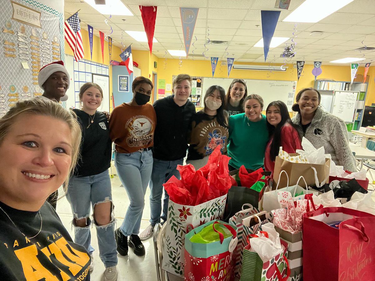 AvidRidge's tweet photo. Holiday Week Continues! 

Today we opened the shared wall between the classrooms and went wild with activities! 
Cookie Decorating, Scattegories, Holiday Trivia Kahoot!, Puzzle War and Secret Santa with a few of our Juniors and Seniors. ❤️❤️ @KellerISDAVID @FossilRidgeKISD https://t.co/RVRVQJVTLH