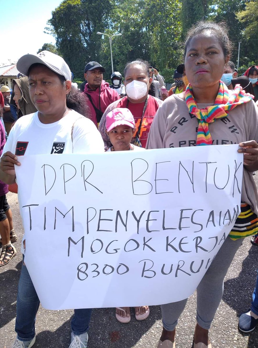 buruhpapua28's tweet photo. PerwakilanMoGok kerja Freeport timika bersama pengurus mendatangi  DPRP &amp; kantor bupati utk menyerahkan. 
1. Surat Gubernur
2. Surat mogok sah dari disnaker. 
3. Surat keputusan MA. Yg menyatakan mogok  sah secara hukum. @ituc
@IndustriALL_GU @SharanBurrow @KomnasHAM @ilo https://t.co/El5QmHSExl