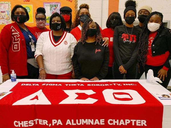 ChesterPADST's tweet image. The Upsilon Pi Chapter of Delta Sigma Theta Sorority, Inc. joined CAC to assist at a vaccination clinic toy drive! Families were able to get vaccinated and receive toys and games for the holidays! @easternregdst #dstinc1913 #dstcacpa #collegiateconnection #serviceinourhearts