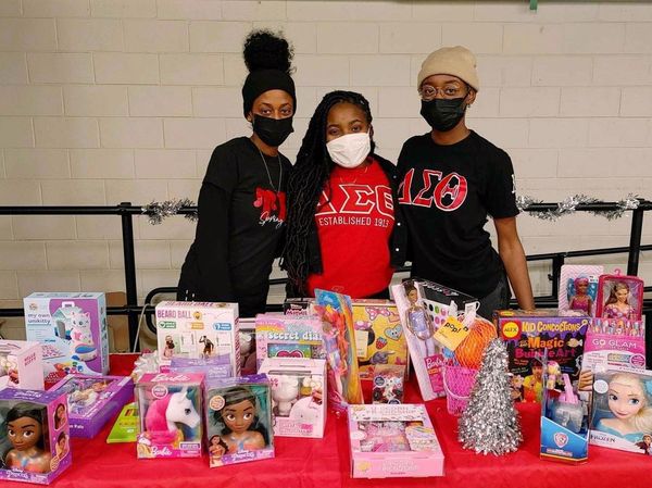 ChesterPADST's tweet image. The Upsilon Pi Chapter of Delta Sigma Theta Sorority, Inc. joined CAC to assist at a vaccination clinic toy drive! Families were able to get vaccinated and receive toys and games for the holidays! @easternregdst #dstinc1913 #dstcacpa #collegiateconnection #serviceinourhearts