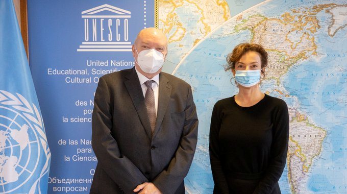 Radio Reloj, Cuba (@radiorelojcuba) on Twitter photo La directora general de la <a href="/UNESCO_es/">UNESCO en español 🏛️#Educación #Ciencia #Cultura</a>, Audrey Azoulay, recibió en París al ministro cubano del Comercio Exterior y la Inversión Extranjera, <a href="/R_Malmierca/">Rodrigo Malmierca Díaz</a>, encuentro en el que reiteraron la voluntad de impulsar sus relaciones  buff.ly/3pUTPPM La directora general de la <a href="/UNESCO_es/">UNESCO en español 🏛️#Educación #Ciencia #Cultura</a>, Audrey Azoulay, recibió en París al ministro cubano del Comercio Exterior y la Inversión Extranjera, <a href="/R_Malmierca/">Rodrigo Malmierca Díaz</a>, encuentro en el que reiteraron la voluntad de impulsar sus relaciones  buff.ly/3pUTPPM