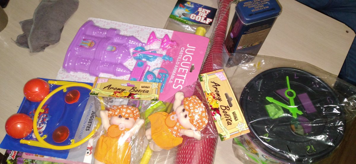 Gracias a nuestra vecina Santa Claus Olga  por unirse al labor de este 17 de diciembre el Desayunador Los Arroyos  cerrara una gran union, personas con mucho cariño apoyaron para hacer felices a los niños, se un Santa Claus aun nos falta juguetes