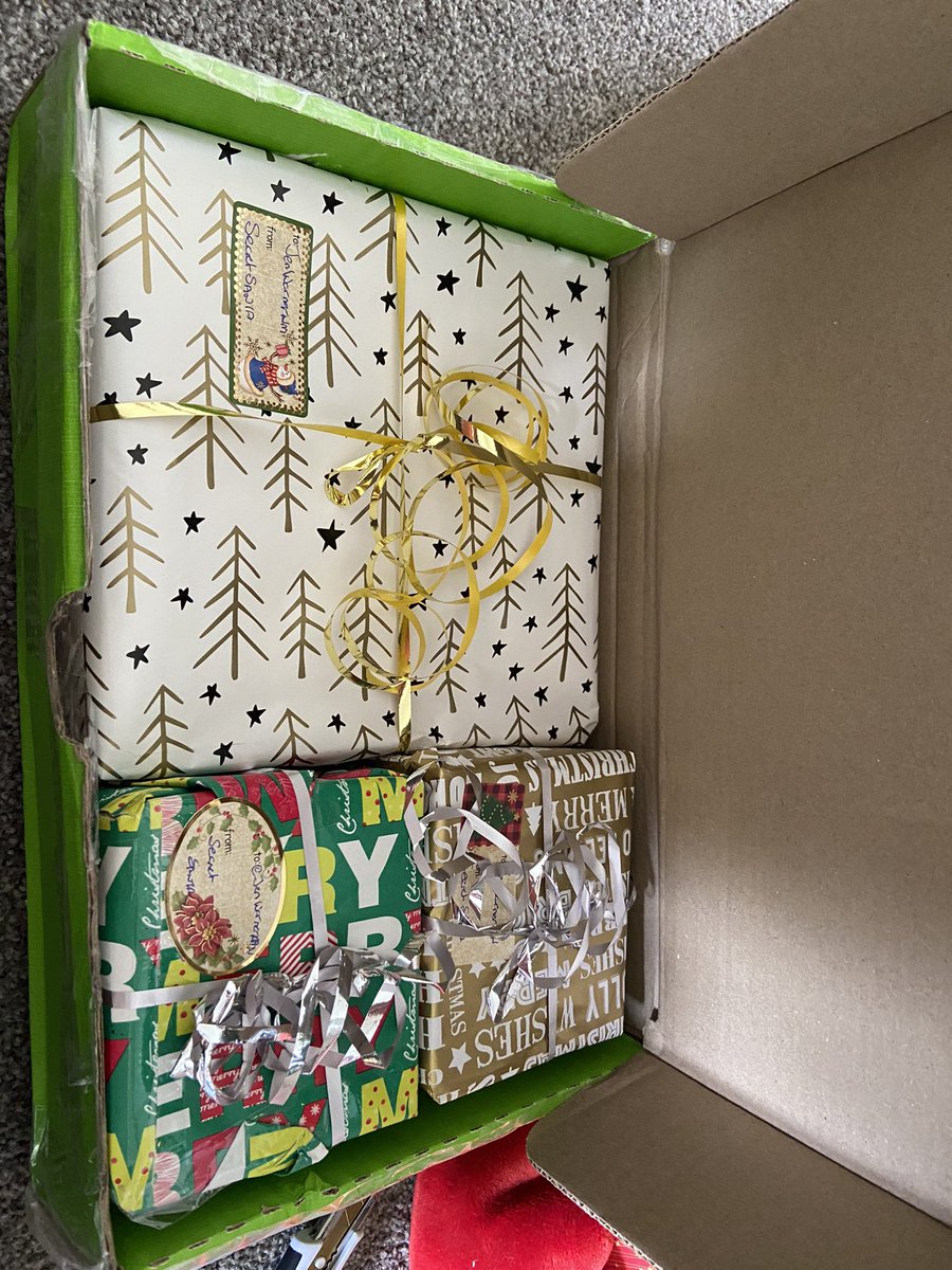 For someone who works remotely and misses all the office parties and Secret Santas, I gotta say #SecretSantaNZ2021 is life-affirming! Love my NZ-themed gifts so much! 🥰 my cat even loved the wrapping! Thanks so much!