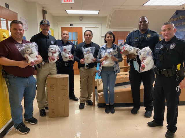 DPDCentralNPO's tweet photo. @DPDCentralNPO gave out Lil Teddy Bears to @LipscombElem pre-k students. #bearhugsforchristmas #DpdSowingTheGoodSeed @DPDCA https://t.co/NR5hsROwmw