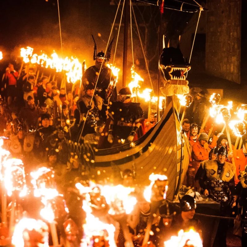 Kerria's tweet image. In Shetland, the end of Yule is marked with Up Helly Aa, one of Europe’s largest fire festivals. Created by the Abstinence Society in the 1870s, the festival involves a procession of 1000 torch bearers, ending with the burning of a replica Viking longship.
#FolkloreThursday✨