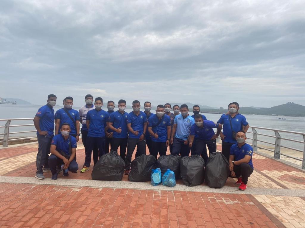 KD MAHAMIRU (@kdmahamiru) on Twitter photo Program Jiwa Murni KD MAHAMIRU di pantai LUMUT Waterfront. Pembersihan dilaksanakan di sekitar pantai bagi memastikan ekosistem maritim terpelihara.
"Keseimbangan ekosistem tanggungjawab kita bersama"
<a href="/reza_azeranil63/">reza</a>
<a href="/MPA_Barat/">HQ Western Fleet</a>
<a href="/MkPLTLDM/">RMN HQ LNB Official</a>
<a href="/MPManjung/">MP Manjung</a> Program Jiwa Murni KD MAHAMIRU di pantai LUMUT Waterfront. Pembersihan dilaksanakan di sekitar pantai bagi memastikan ekosistem maritim terpelihara.
"Keseimbangan ekosistem tanggungjawab kita bersama"
<a href="/reza_azeranil63/">reza</a>
<a href="/MPA_Barat/">HQ Western Fleet</a>
<a href="/MkPLTLDM/">RMN HQ LNB Official</a>
<a href="/MPManjung/">MP Manjung</a>