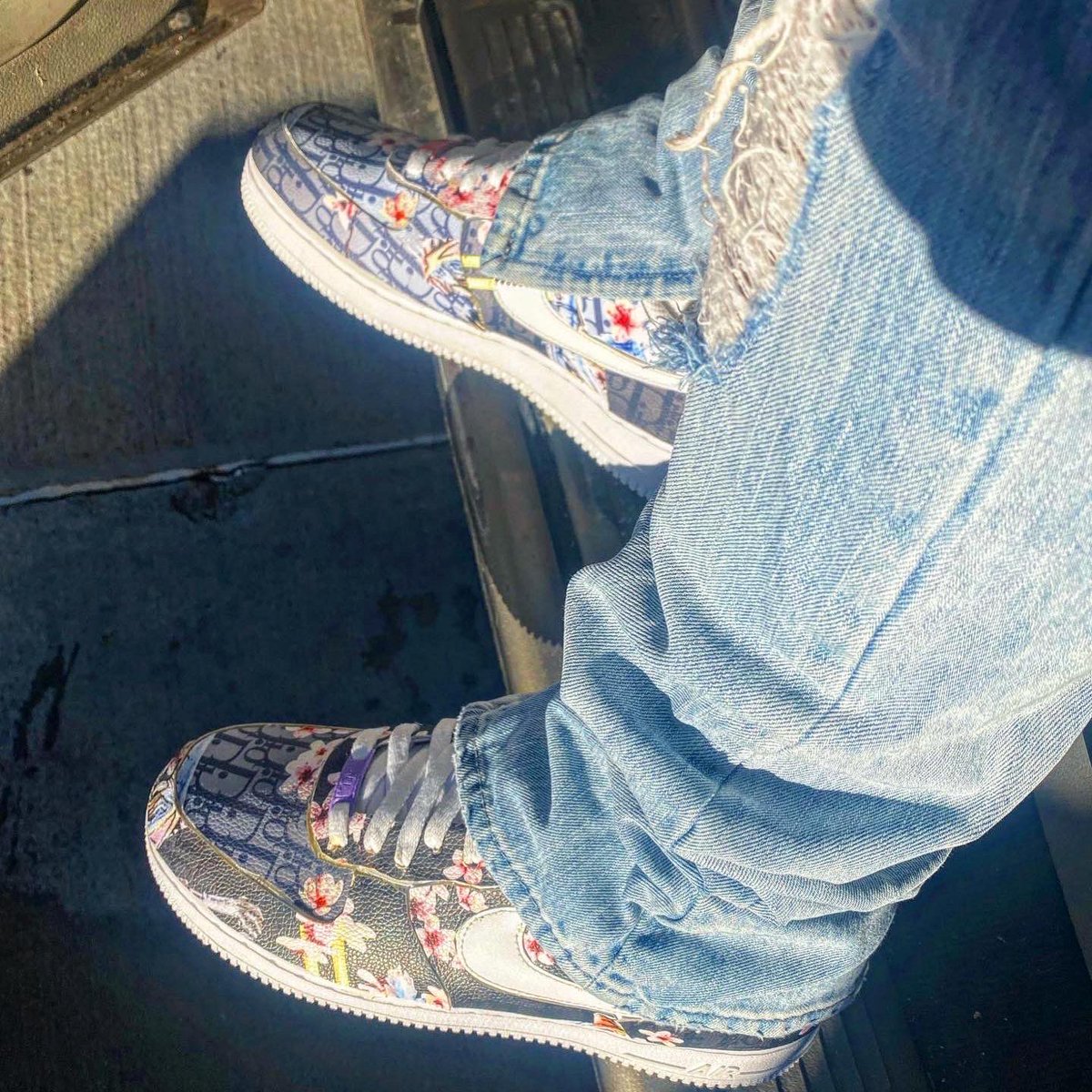 BandoLilTay's tweet photo. Niggas hate to see u up, dats why I’m cold hearted out here niee 💯💪🏾🏚🔌💦🔥 #sneakers #sneakerhead #customairforces #explore #explorepage #bandoliltay #atlanta #augusta #georgia https://t.co/XXR6vpcta9