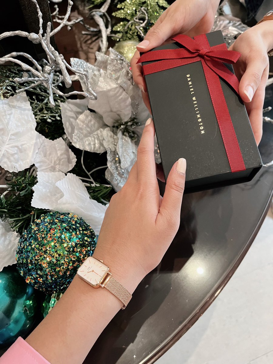 czarinareyest's tweet photo. The season of giving is here! Let’s spread holiday cheers this 🎄 with festive gifts ✨ Now is the golden time to splurge until the 26th! Use my @itisDW code “czarina15DW” to get 15% off on top of the holiday discounts DW is offering! Order now! https://t.co/CpX8mjKjGg ❤️ #DWinPH https://t.co/KIQe6vbnUF