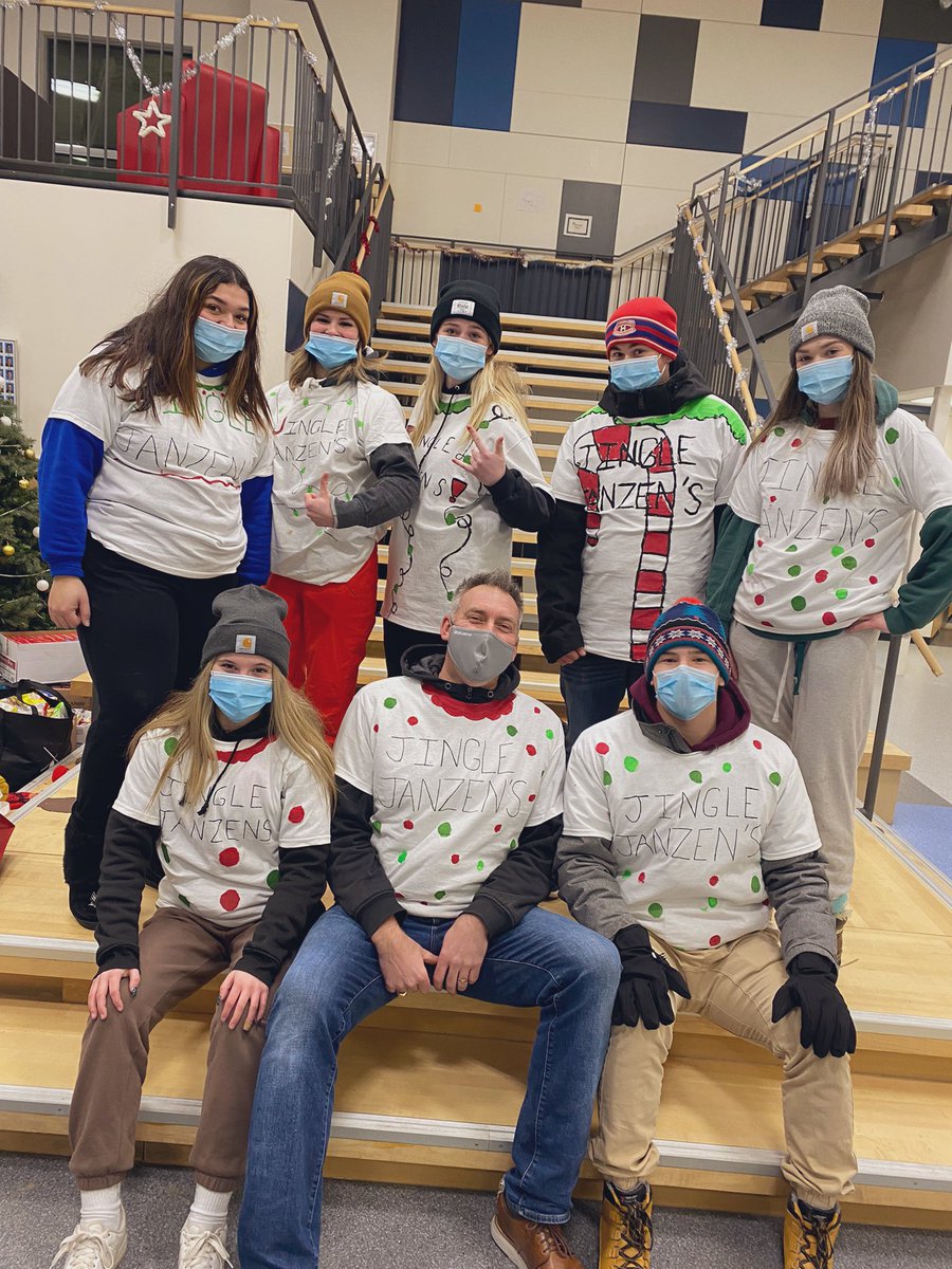 JoshJanzen2's tweet image. Pretty amazing group of @PSSDMHS students. Food Drive in -30 windchills? Can’t believe the Christmas Spirit! #projectchange #jinglejanzens