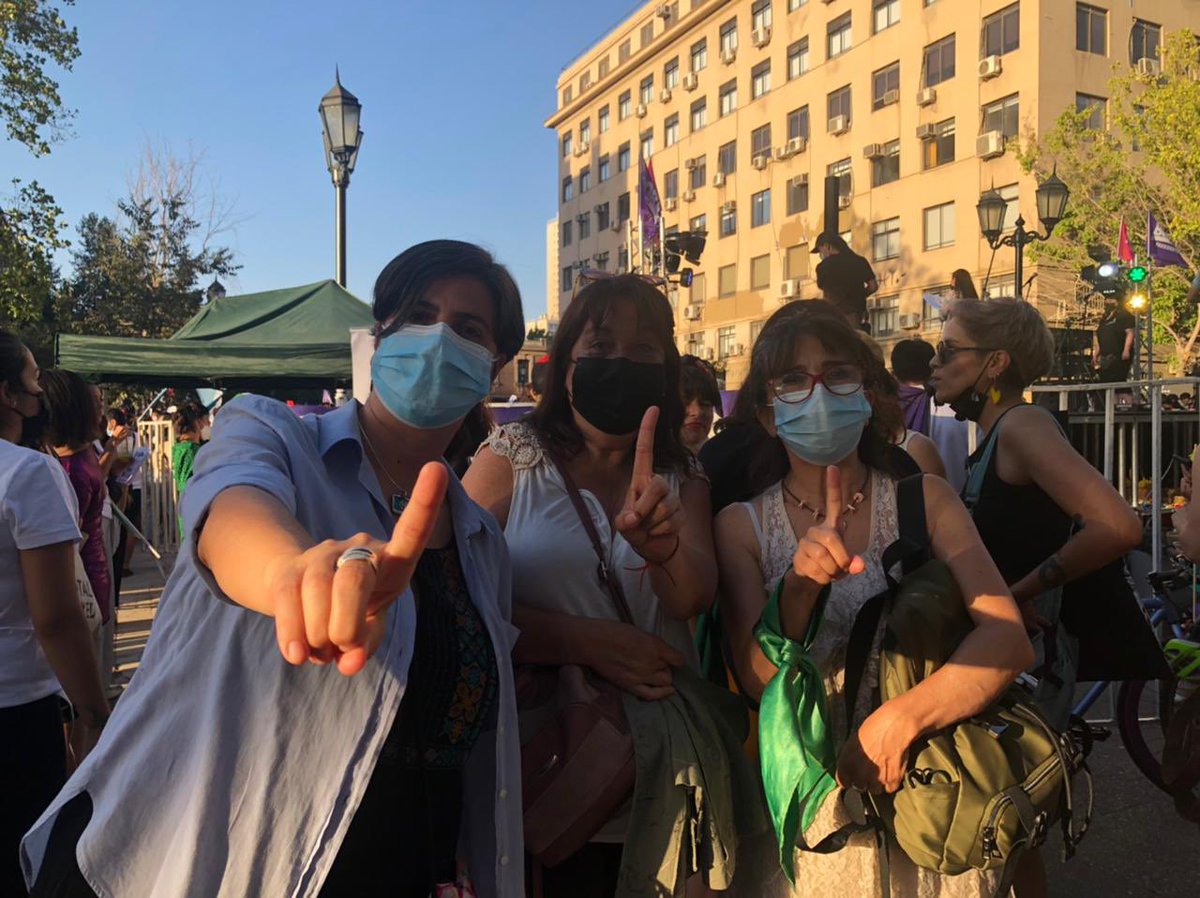 PCdeChile's tweet photo. 📸 ¡Tremendo acto político cultural de feministas, disidencias y diversidad sexual en el Paseo Bulnes!

A llenarse de fuerzas y energías para seguir luchando. Porque no da lo mismo quien gobierne: #BoricPresidentedeChile 🌳 

#FeministasYDisidenciasXBoric https://t.co/pGMQa6f8jr