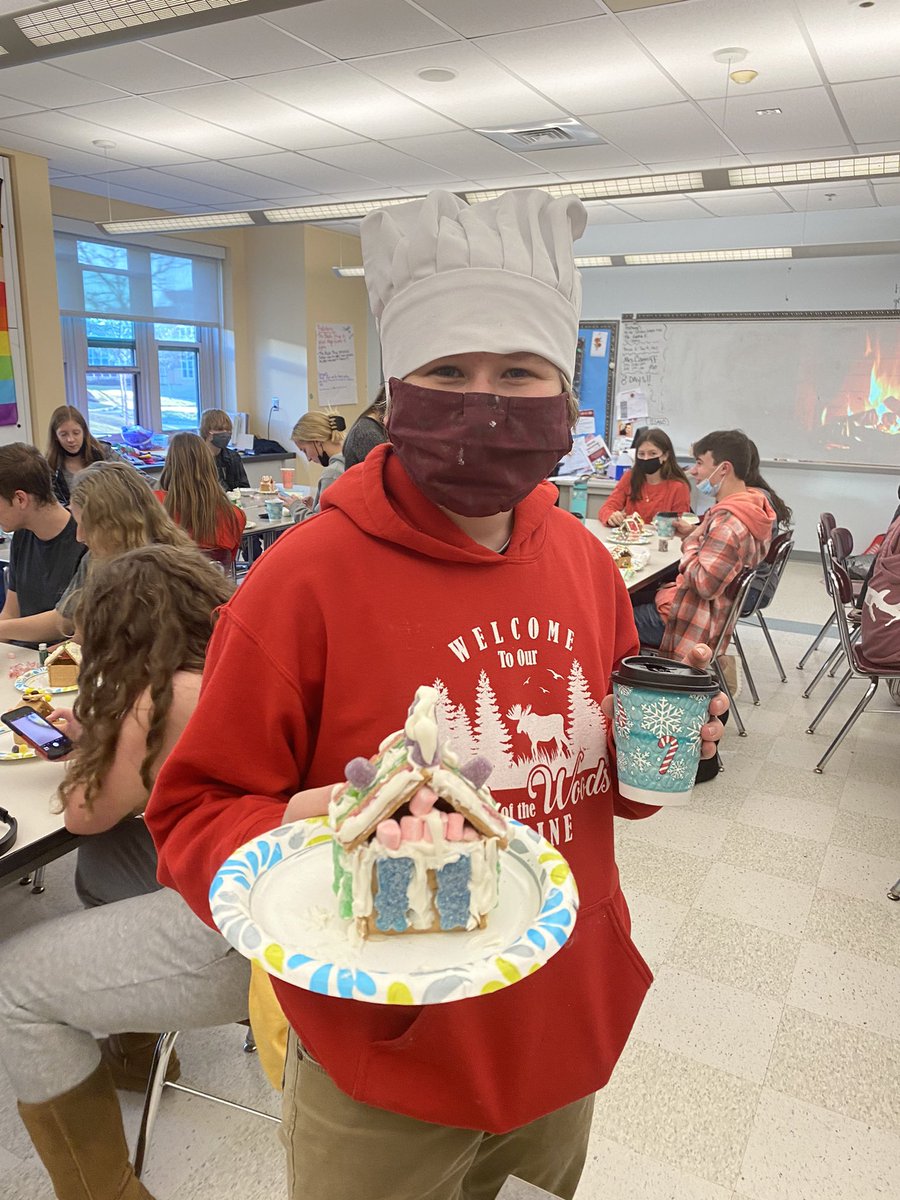 BestBuddies_SL's tweet photo. Our favorite tradition of making gingerbread houses is back! Snow much fun 😏😏😏 https://t.co/ySyJyEVvIr