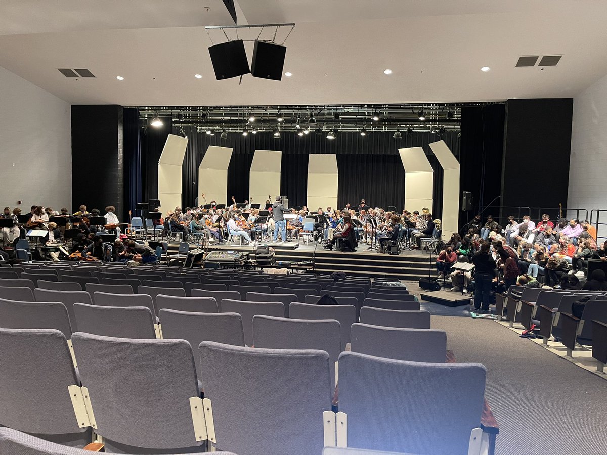 WestPoOrchestra's tweet photo. Getting ready for the show!! Join us! Dec 16th, 5:30pm Holiday Baazar, Concert 7pm. 🎤🎵🎸🎺🎻🕎🎄🎅🏽@westpoband @WestPoGuitar @WestPoSings @theWPboard @MrKMcMahon https://t.co/g6wV6jlkzi