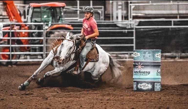 TeamEquine's tweet photo. Heza Snap Judgement and Team Equine brand ambassador Tessa at the 2021 Sanctuary “ Gold Rush “ Race.

Tessa chooses to use the 3/4”, Pro Build, High Wither Style New Tradition Pad and a Team Equine Cinch - Fleece lined, roper cut, memory foam insert. 

📸 - Anonda Rae Photography https://t.co/f5IdRHUuCq