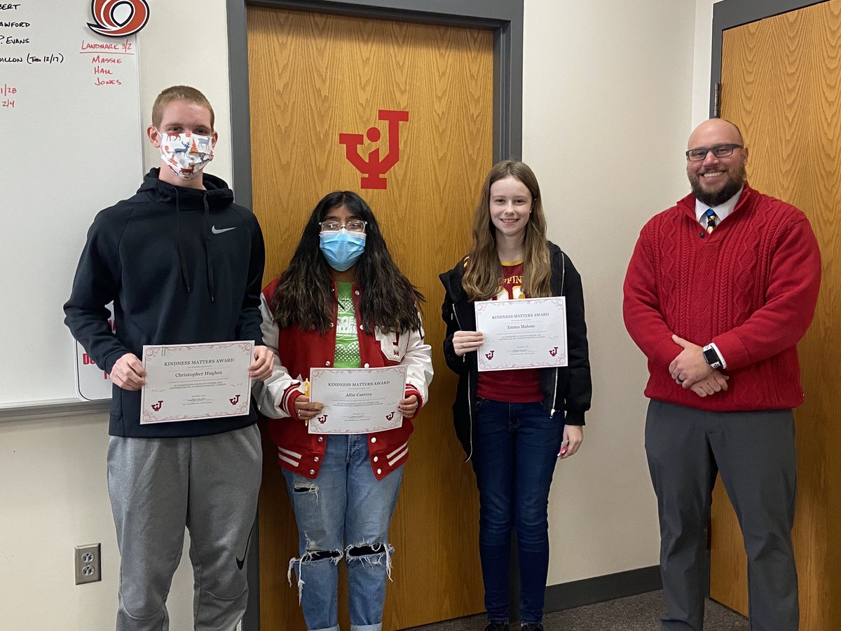 JHSBioWilson's tweet image. JHS December 🎄 Kindness Matters Winners
Freshman - Emma Malone
Sophomore - Mattie Walburn
Junior - Allie Castina
Senior - Chris Hughes
If you see these kids out and about please congratulate them for being fantastic humans!  👏🏻 👏🏻 👏🏻