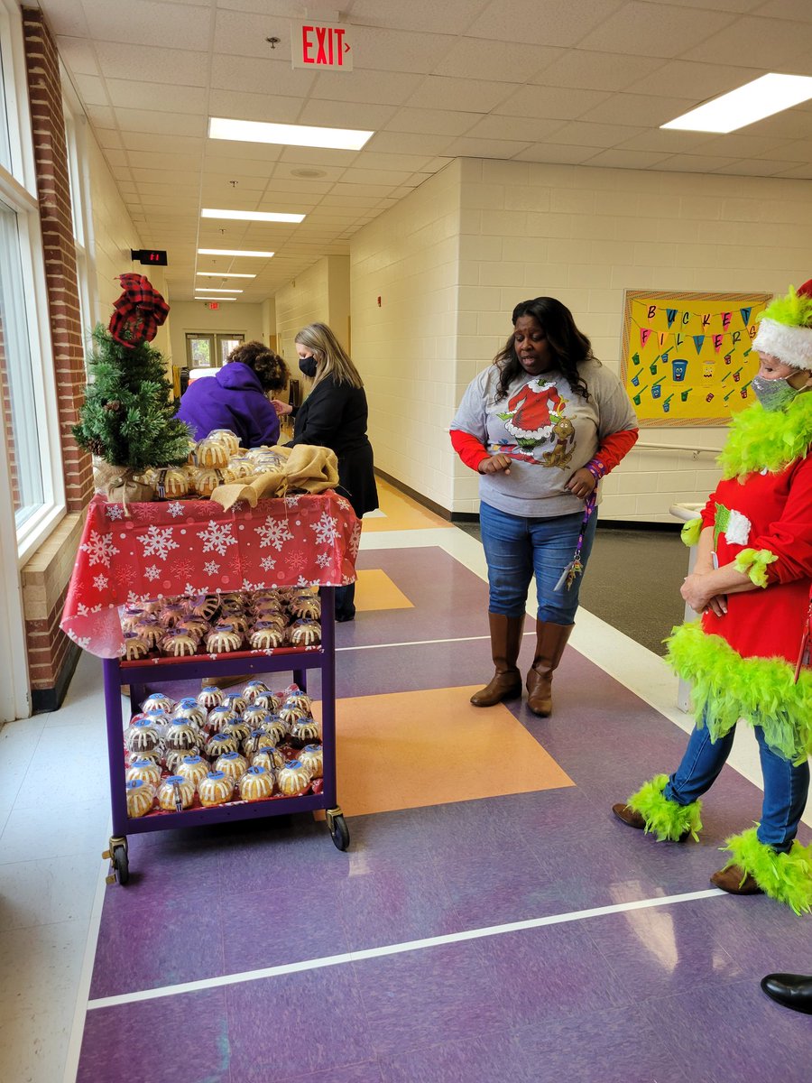 MrsManning517's tweet photo. Our fabulous admin treated us to Grinch punch and the most delicious bundt cake ever! #RCE2021Christmas #WeAreRacers #RCE_HCS https://t.co/gb7HLZ35S3