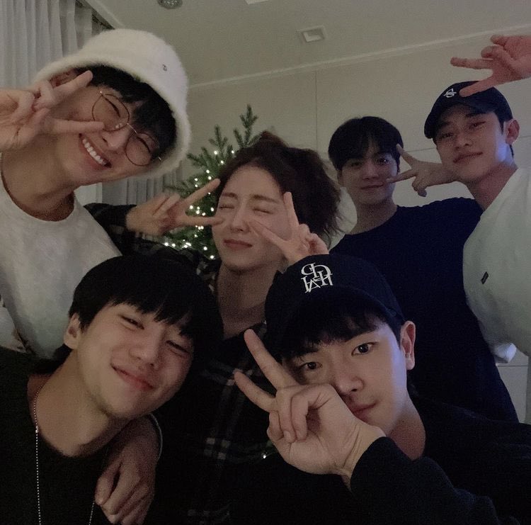 the way my first thought was how jrie has besties outside of nuest 🥺🥺