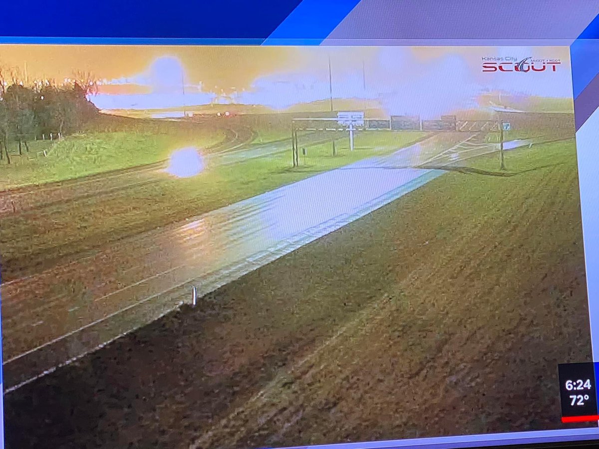 lilgreenkc's tweet photo. Grass fire near 435 and Parallel near the legends 👀👀👀👀 https://t.co/MIdoIETOFi