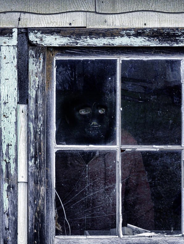 Мальчик смотрит через окно азиат. Men in from window картинка. Имитация людей за окном. Картина окно. Nviek5 waving through a window.