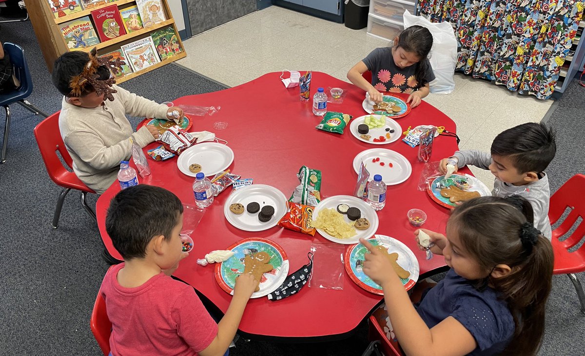 Mayra_Rdz87's tweet photo. After 2 weeks of reading as many versions of the Gingerbread Man as we possible could, today the students were able to decorate their own. #lifeinKinder #juntosbrillamos #alwaysapanther #teachinginapandemic https://t.co/LkX3FJupSZ