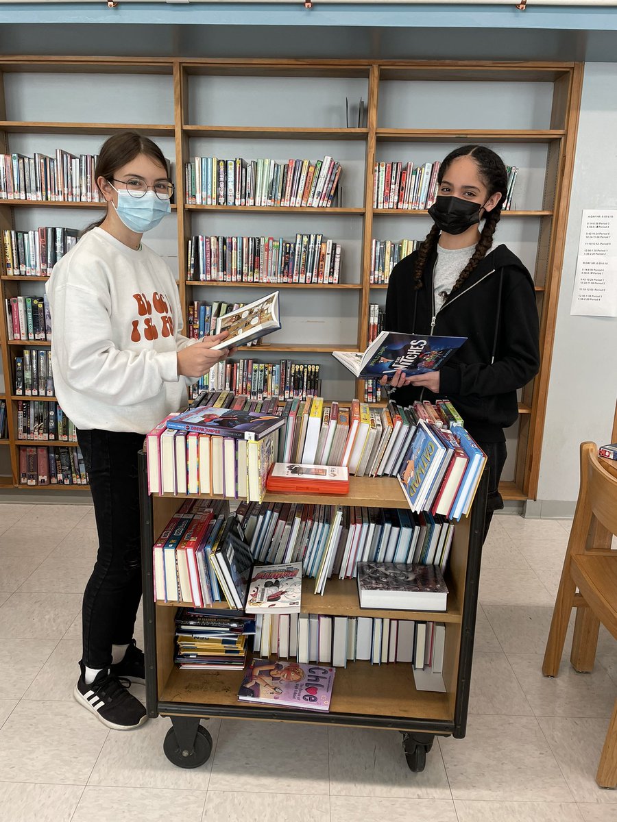 SchLibRI's tweet photo. RT @PVMSLibraryRI · Dec 14
Students are really enjoying the preview of new books being added to our shelves! #pvmsreads https://t.co/fXVXSUSYjX