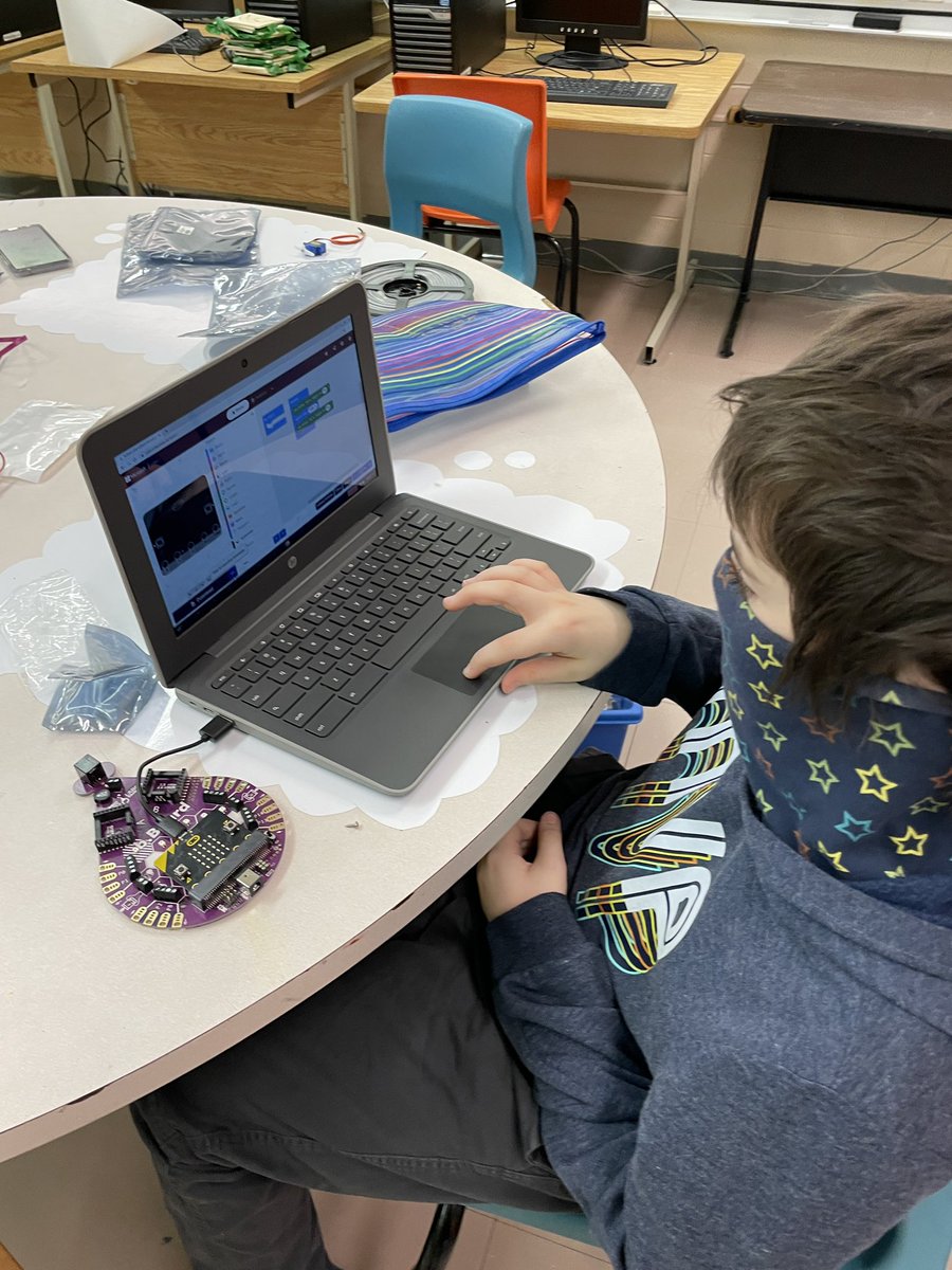 MissSnookHunt's tweet photo. A big THANK YOU to @chriselleeducat  for coming out this afternoon to show some grade 5s how to program a B.board with servos and NeoPixels. These students can’t wait to share what they learned today with their peers. @sville_elem @NLESDCA @brilliant_labs https://t.co/r2tp4hjF4n