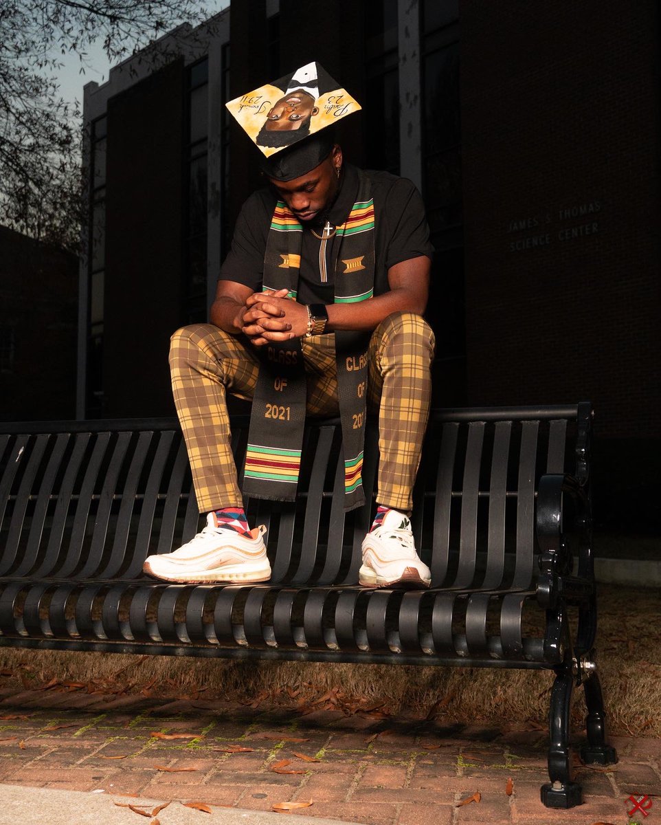 DukeNasty's tweet photo. “Don’t let fear keep you quiet, speak up and do the unthinkable”💫🎓

Photos: @strikephotographyy 

Cap Design: @janea.designs 

#2021grad #claflin #claflinuniversity #bachelorofscience #explore #fallgraduate https://t.co/0e0l2JHCOl