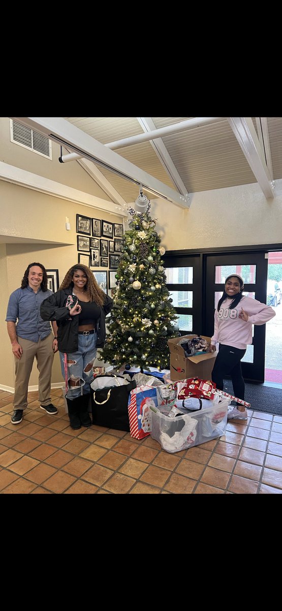 UTSA_AKAS's tweet photo. On Monday, our new President and Vice President delivered our donations to Boysville!Thank you to everyone who came out and donated for the Holidays!!💗💚💗💚 https://t.co/8FUbDb3nPg