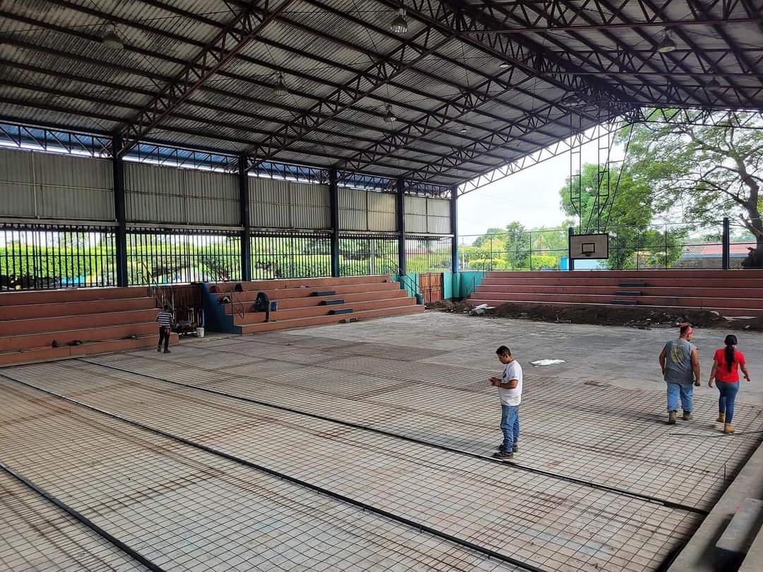 Así avanza el proyecto de Mejoramiento de la Cancha Múltiple de Chichigalpa-Chinandega(cancha 22 de Junio).
Un gran proyecto que estará listo muy pronto para seguir con el deporte en dicho Municipio 🔥🏐