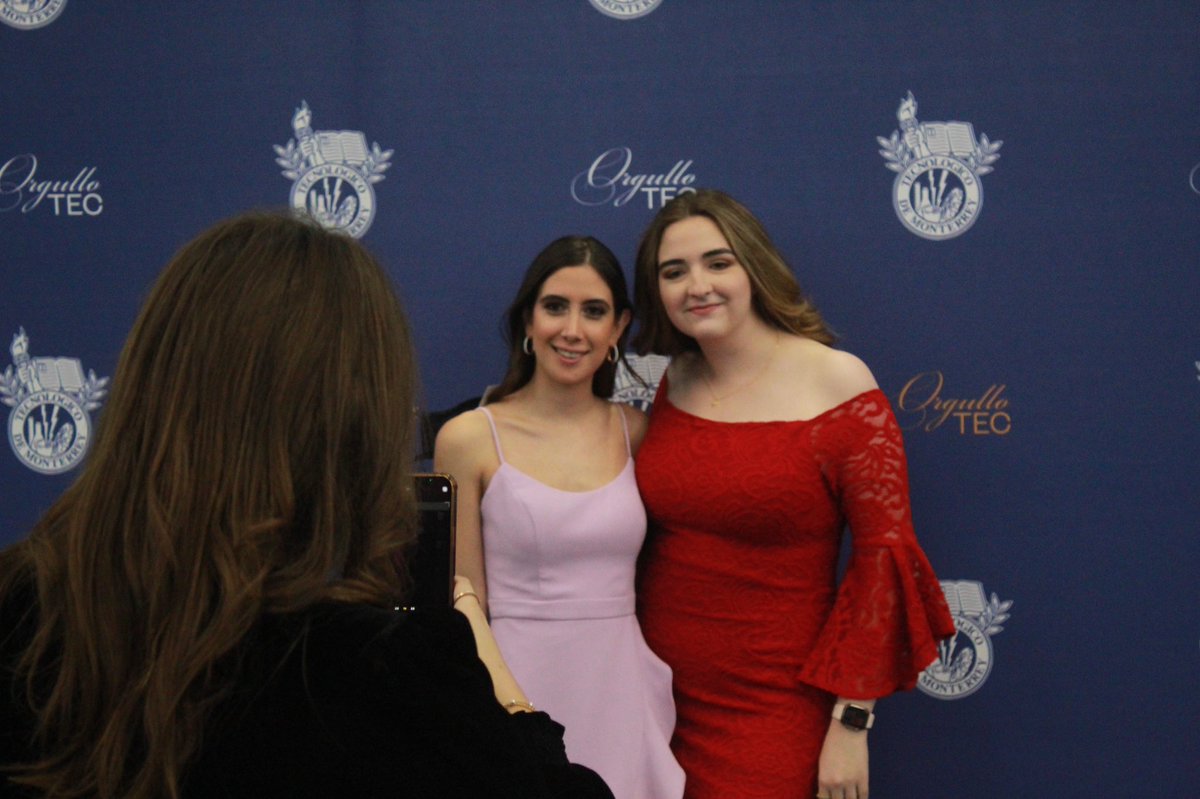 Hoy celebramos la culminación de años de esfuerzos y dedicación.💙  ¡Comienza la primera Ceremonia de Graduación!🎓🤩 📹Sigue la transmisión en  vivo aquí: https://t.co/rEMDqvYikS, image size:1200x799