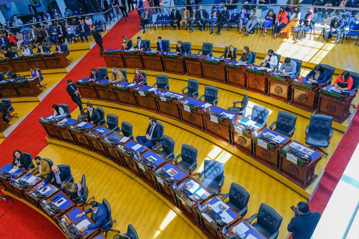 COBARDES LOS DIPUTADOS DE ARENA
Son 28 en total propietarios y suplentes. Pero mandan a un empleado que NO TIENE autorización para estar en los curules a retirar las fotos

¿Por que no fue Portillo Cuadra? 
o cualquier otro diputado que si tiene facultad de estar en el pleno