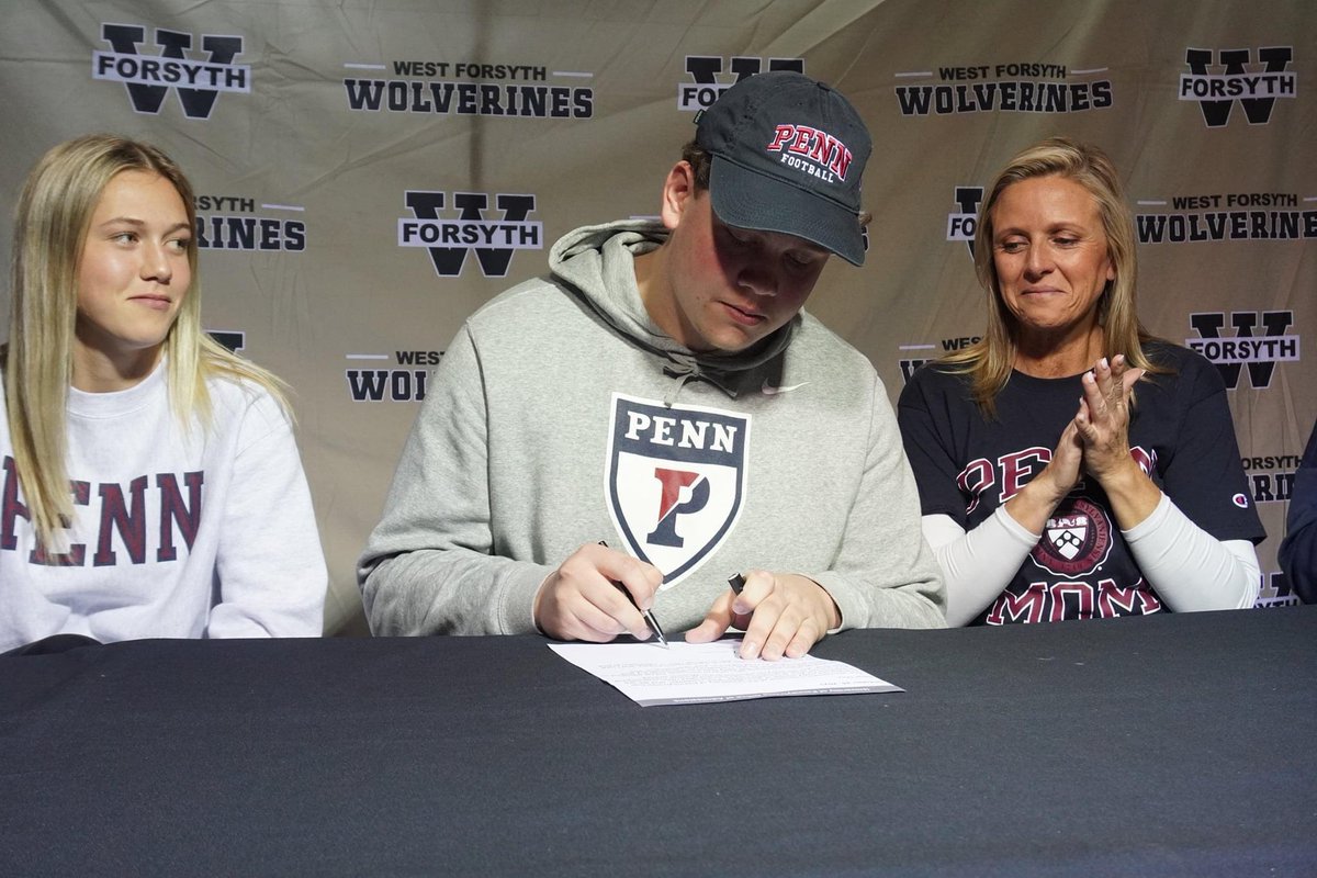 MaxFreeman67's tweet photo. It’s official. Go Quakers🔴🔵 @PENNfb @CoachPriore @CoachMetzler @20_DSims @CoachRyanBecker @coach_ru @Coach_Fallon @JakeHStern https://t.co/VSEoATigF9