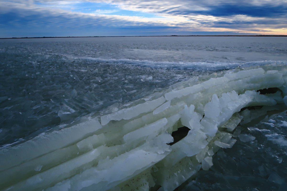 FlatlanderHank's tweet photo. What a #weird scene of chopped-up and #refrozen #ice, 11AM November 28, out on nearby Flat Lake. https://t.co/C5DMiyagXw