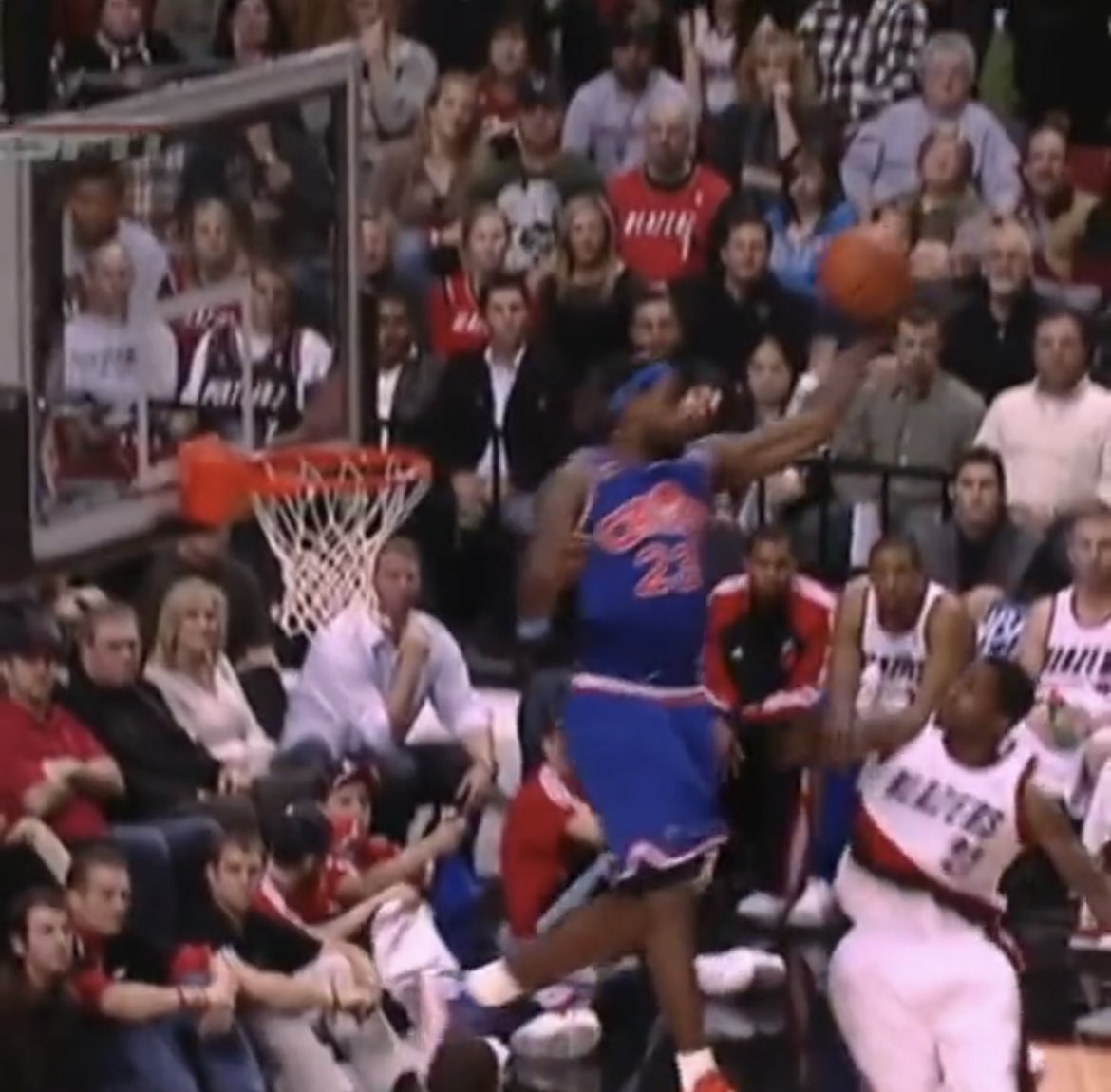 timelesssports_'s tweet photo. LeBron at 25                     LeBron at 36
                              🤝
                   defying gravity https://t.co/zFN2fXTaPS
