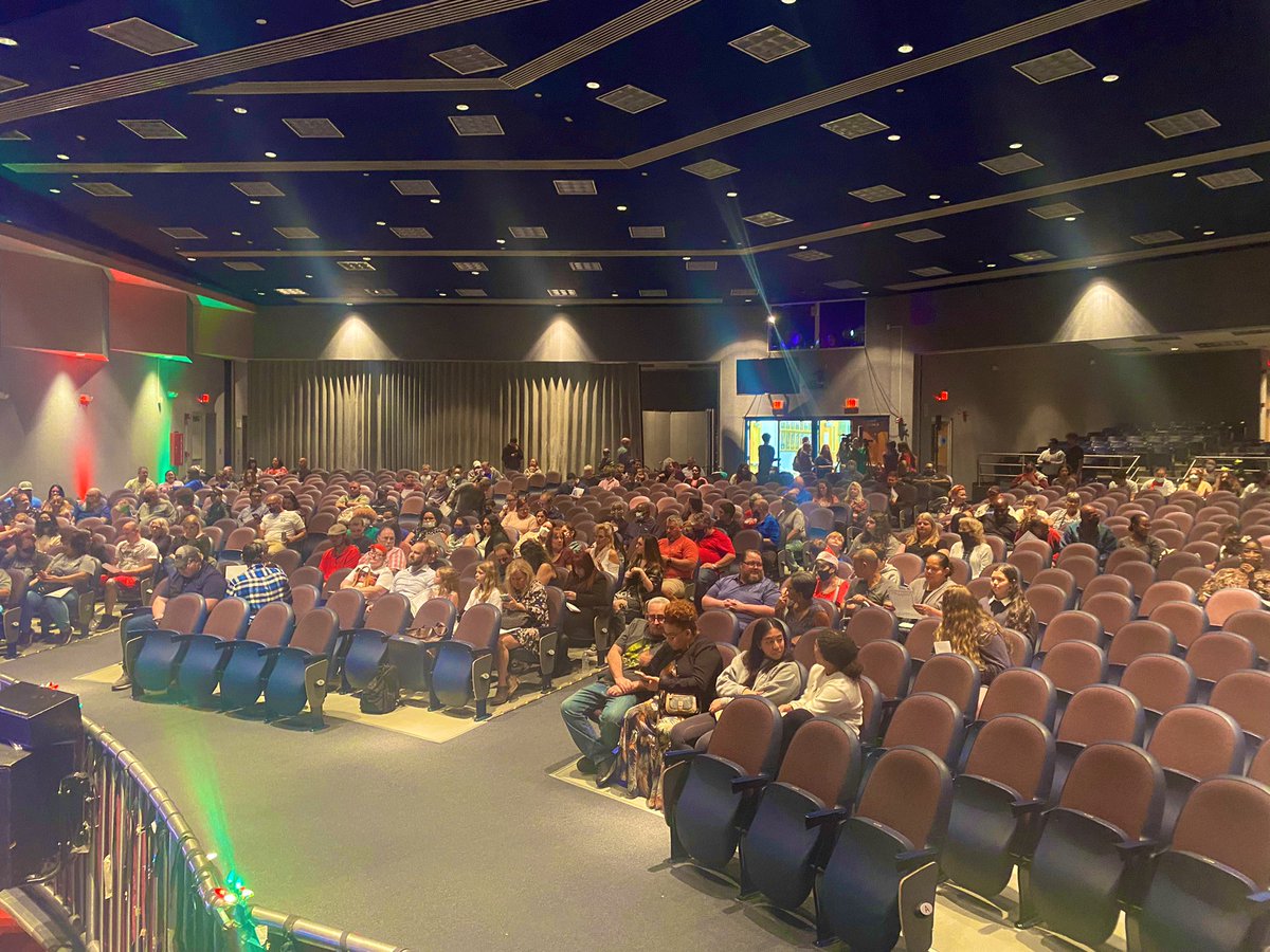 GeneFranks13's tweet image. To an amazing choral concert. Wonderful job Wolves! Thank you to all the DHS families who came to support. @DHSHappenings @mandajames18 #breakaleg #holidayseason